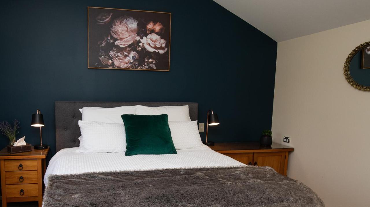 Maple Lodge Luxury Bed & Breakfast Albert Town Exteriör bild