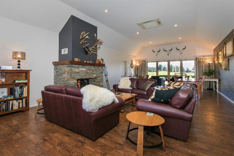Maple Lodge Luxury Bed & Breakfast Albert Town Exteriör bild