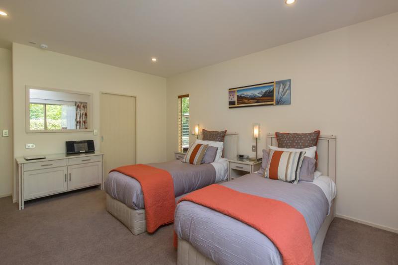 Maple Lodge Luxury Bed & Breakfast Albert Town Exteriör bild